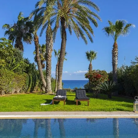 Protaras Beachfront Art Villa *
